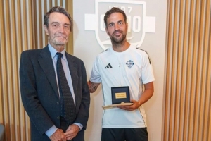 小法獲倫巴第大區(qū)最高獎 表彰其出色執(zhí)教成績&為科莫吸引旅游人士