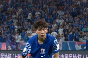 徐嘉敏撲點(diǎn)瞬間河南全隊(duì)沖入場(chǎng)內(nèi)慶祝！申花眾將安慰劉誠(chéng)宇