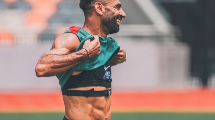 逆天身材！33歲薩拉赫掀起球衣露出腹肌，身材健碩&紅軍最粗大腿