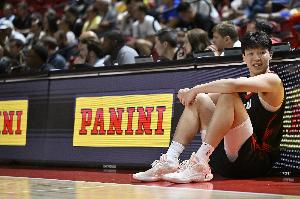 媒體人：籃協(xié)對楊瀚森處理值得肯定 讓他耗在這里沒有太大意義