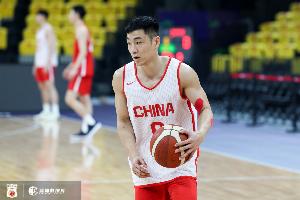 帥哥你誰？高詩巖半場三分4投3中 拿下9分1搶斷&正負(fù)值+4