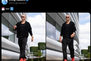 歸隊(duì)備戰(zhàn)新賽季！哈蘭德社媒曬球場外散步休閑照：第一天！