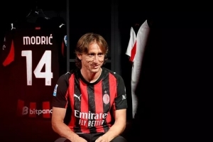 米體：魔笛下周一舉行加盟米蘭后首次發(fā)布會，周二下午隨隊訓(xùn)練