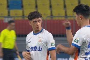 泰山生涯首秀！下半場(chǎng)開(kāi)始前李小恒替補(bǔ)登場(chǎng)，換下克雷桑