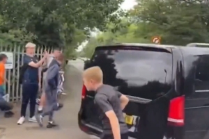 可怕??伊薩克離開(kāi)紐卡基地時(shí)遭球迷謾罵侮辱，有人試圖砸碎車(chē)窗