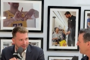 湖媒：當初續(xù)約濃眉時現(xiàn)場比較簡單 東契奇這次特意搭建了照片墻