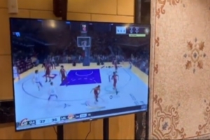 男籃亞洲杯開打前各隊在酒店大廳放松 張寧用約基奇角色打2K??