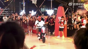 他來了他來了??哈登中國行騎電動車進場??這次頭盔戴上了??