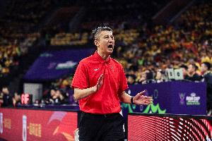 媒體人：中國男籃前三節(jié)還不錯(cuò) 末節(jié)的整體表現(xiàn)&用人調(diào)整一言難盡