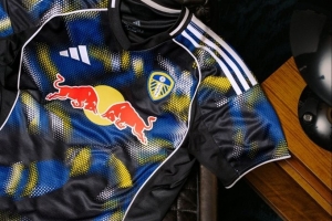 利茲聯(lián)發(fā)布新賽季第三球衣：藍(lán)白黃黑配色，今日發(fā)售