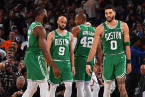 媒體人：綠軍上賽季狂投三分遁入魔道 塔圖姆受傷是因?yàn)樘哿? >
                                        </div>
                                    </div>
                                    <div   id=