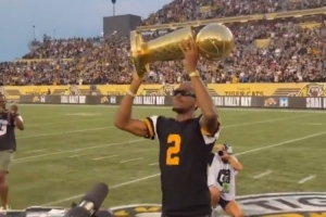 亞歷山大帶總冠軍獎(jiǎng)杯返回家鄉(xiāng) 在市體育場(chǎng)接受球迷歡呼??