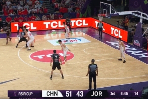 很拼！胡明軒旋轉跳躍助王俊杰空籃 中國男籃領先優(yōu)勢重回兩位數(shù)