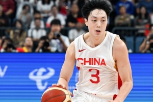 能攻善傳！胡明軒8中4貢獻(xiàn)14分4板6助僅1失誤 正負(fù)值+26