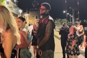 嗨呀??網(wǎng)友拍到喬治在夜店門口排隊(duì)&還戴著護(hù)膝 多家美媒轉(zhuǎn)發(fā)