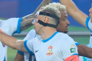 還是太礙事??戴維森、薩爾瓦多均戴面部護(hù)具出戰(zhàn)，前者將其去除