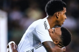 表達(dá)支持！姆巴佩曬抱起羅德里戈慶祝照片：我的兄弟??