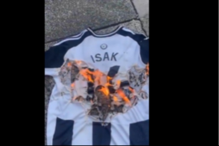 徹底鬧翻！紐卡球迷當(dāng)街燃燒伊薩克球衣 評論區(qū)一片叫好&詛咒重傷