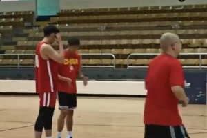 備戰(zhàn)八強賽前訓練 男籃助教李昂單獨指導王俊杰 期待今晚精彩表現(xiàn)