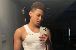 媒體人：馮傲進(jìn)攻端定位還比較模糊 但防守的天賦和習(xí)慣是真的好