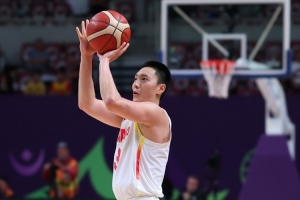 手感回暖！胡明軒首節(jié)4分鐘2投2中貢獻(xiàn)5分 三分1中1