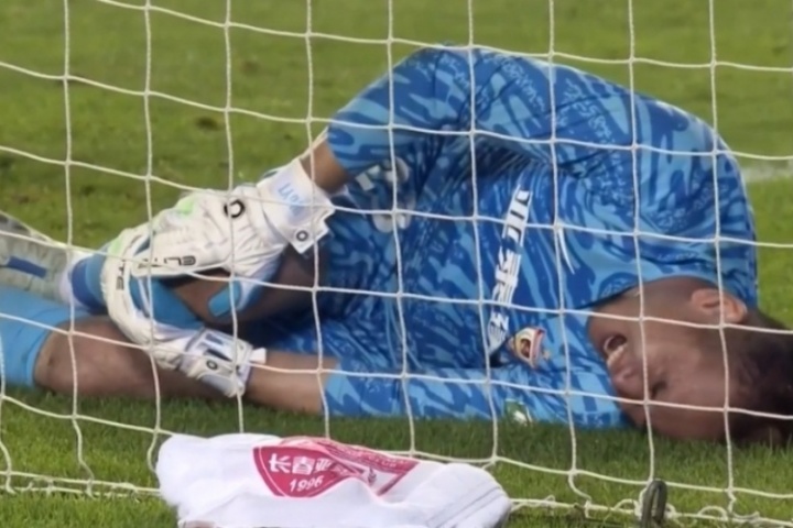 超人！吳亞軻單場撲點(diǎn)+神撲+關(guān)鍵撲救導(dǎo)致受傷，被擔(dān)架抬出場外