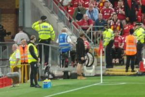 正義執(zhí)行！球迷拍到種族歧視塞梅諾的輪椅球迷，被警察當(dāng)眾驅(qū)逐