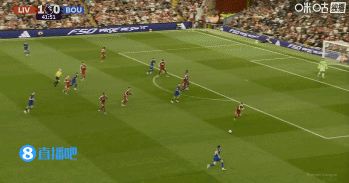 動作有點大！科爾克茲鏟翻史密斯，裁判出示黃牌