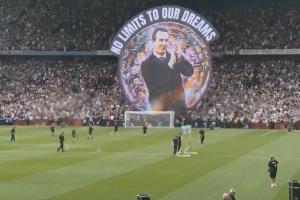 夢想無極限！維拉主場戰(zhàn)紐卡賽前，看臺(tái)亮出主帥埃梅里巨型TIFO