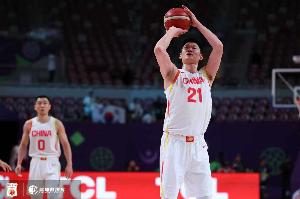 蘇群：中國隊破聯(lián)防沒足夠的突破能力 看胡金秋下半場能否打出來