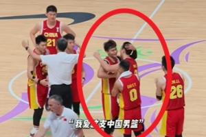 這氛圍愛了！錯(cuò)失絕殺后全隊(duì)紛紛上前鼓勵(lì)胡明軒 趙睿微笑拍頭