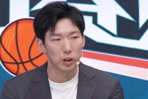 周琦：當你入選12人名單 就是中國男籃目前最好的12人 他們壓力大