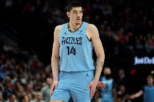 楊瀚森防守時(shí)腳步過(guò)慢？美記：扎克-埃迪也慢 但楊比他技術(shù)更好