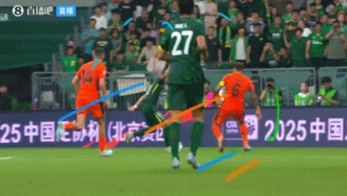 林良銘禁區(qū)內(nèi)倒地，裁判沒有表示