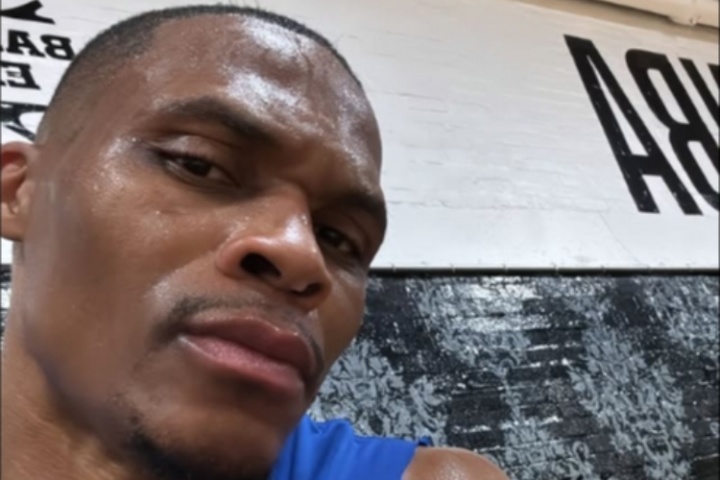 積極備戰(zhàn)！威少社交媒體曬出訓(xùn)練后大汗照 表情桀驁！