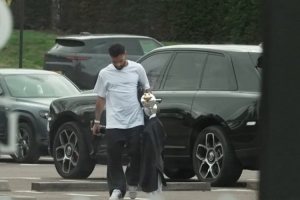 載譽而歸！薩拉赫手拿PFA最佳獎杯回到俱樂部