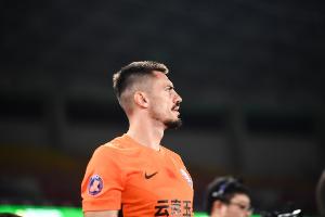 踢人染紅！足協(xié)官方：云南玉昆球員布爾克實(shí)施暴力行為，停賽3場(chǎng)