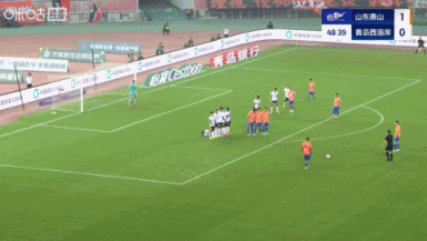 這球漂亮！克雷桑任意球直接破門+本場雙響，泰山2-0領(lǐng)先西海岸