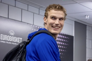 芬蘭主場揭幕戰(zhàn)即將開打！爵士曬馬卡照片：如果準備好了請微笑