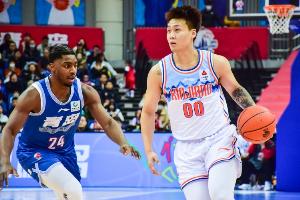 注冊(cè)信息顯示趙睿是轉(zhuǎn)會(huì) 因此新疆和趙睿是先終止D類合同再簽C類