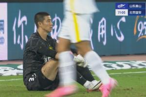 國安全隊都呆了！0-6落后泰山，侯森呆坐地上，國安替補呆若木雞