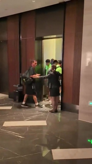 ??王剛張玉寧與球迷沖突全程：被挑釁后從電梯沖出來與球迷對噴