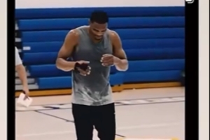 下家未定？威少不耽誤訓(xùn)練&汗如雨下 右手纏著護(hù)指