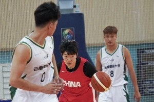 中國女籃昨日與云南財(cái)大男籃進(jìn)行教學(xué)賽 最終以95比86取勝