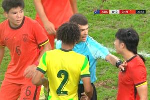 澳大利亞球員明知死球仍射空門，主裁判口頭警告未出牌