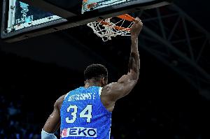 沖擊力十足！字母哥半場(chǎng)9中6貢獻(xiàn)15分2板2斷 罰球5中3