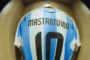 傳承！18歲馬斯坦托諾今日將身穿阿根廷10號球衣