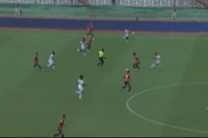 馬爾穆什在一次搶球中不慎膝蓋受傷，隨后被替換下場