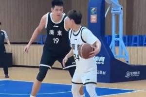 徐中鋒間的對(duì)決！徐杰背身單打徐昕 然后以后撤步中投命中