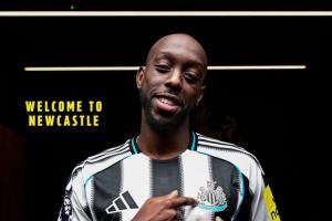 4年前被強(qiáng)酸潑臉！維薩：那是一場(chǎng)噩夢(mèng)，我至今到晚上都難以入睡